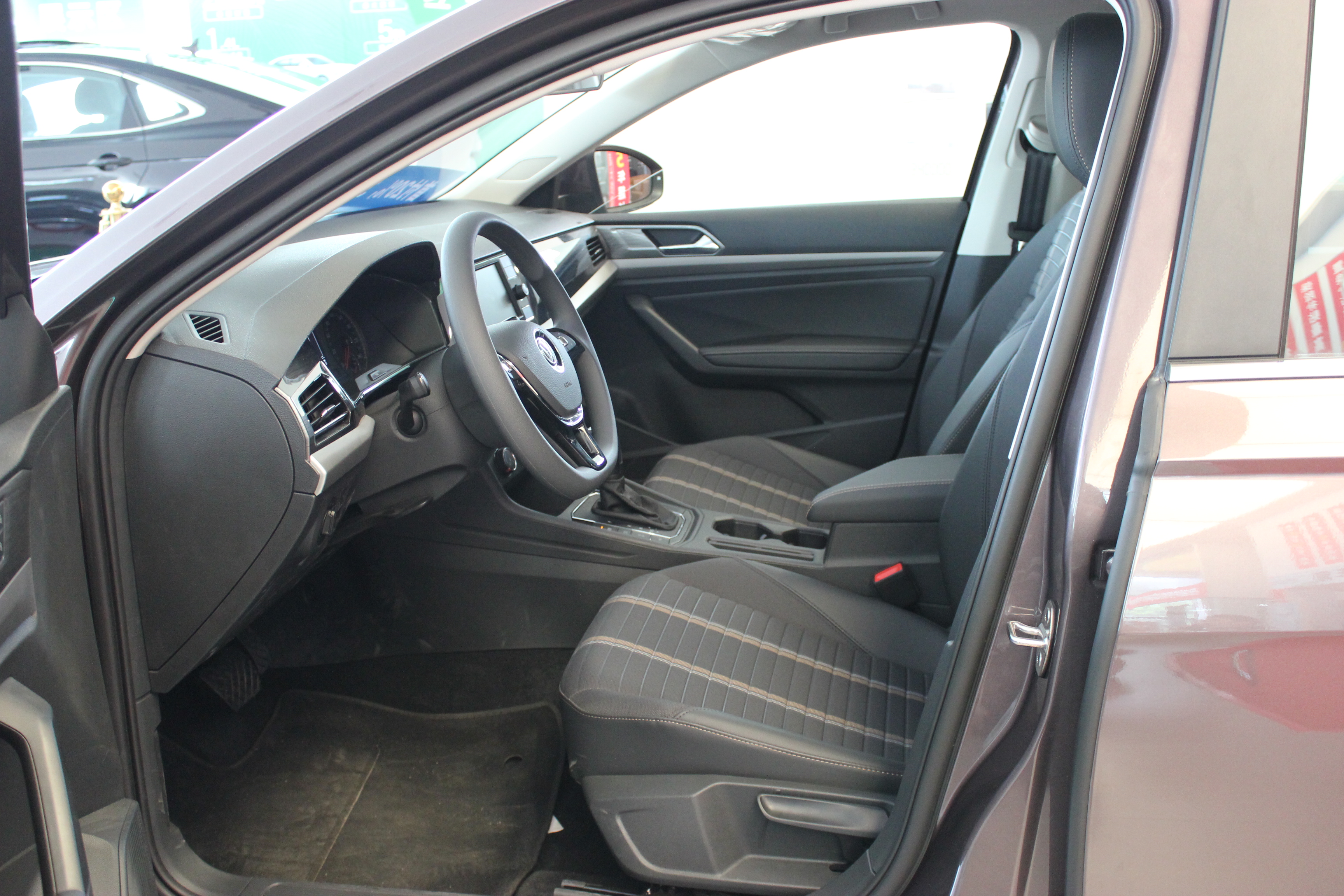 大众朗逸空间怎么样,全新大众朗逸外观造型优雅大气