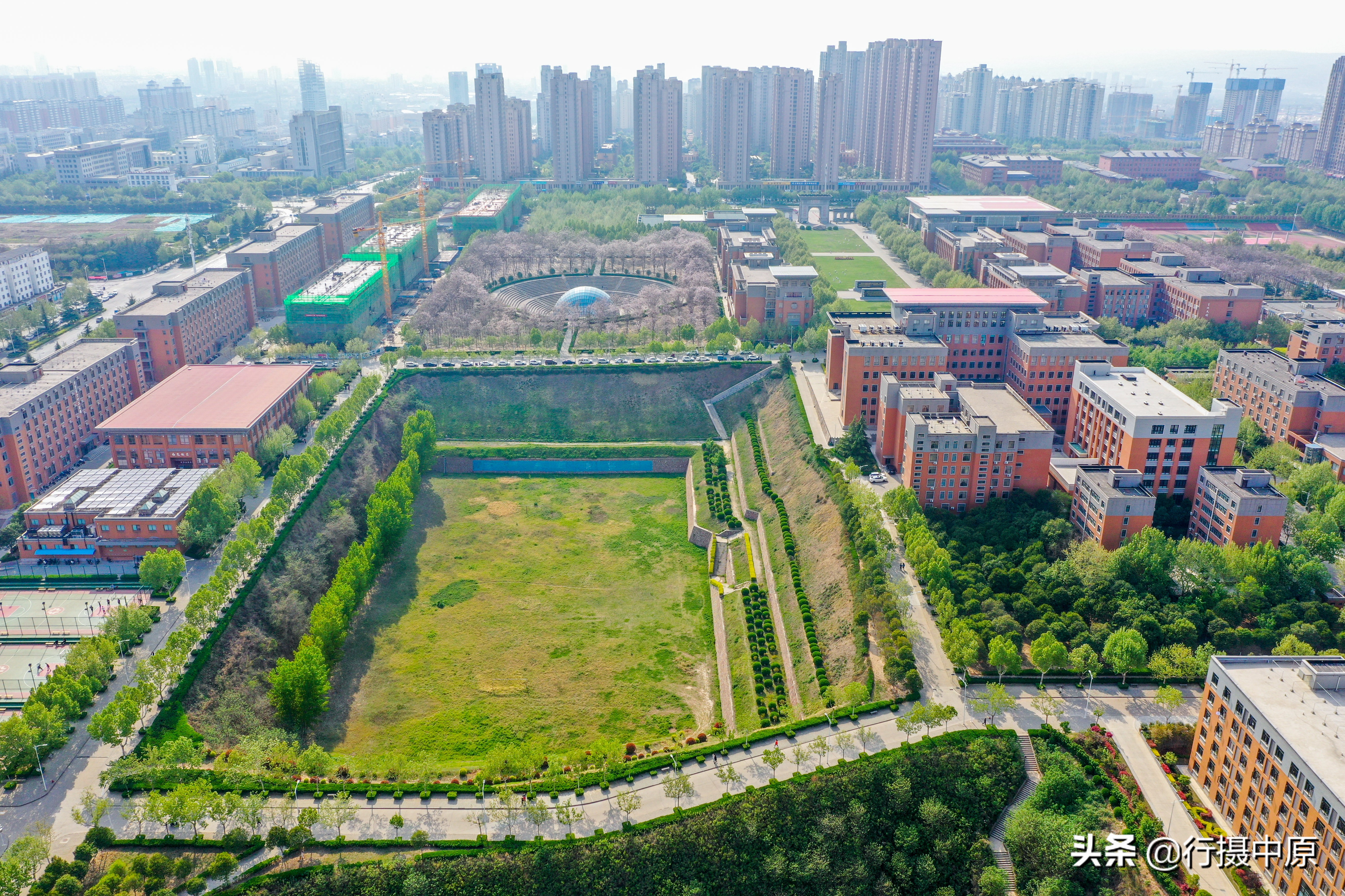 足球场大的深坑,稀奇古怪的足球场