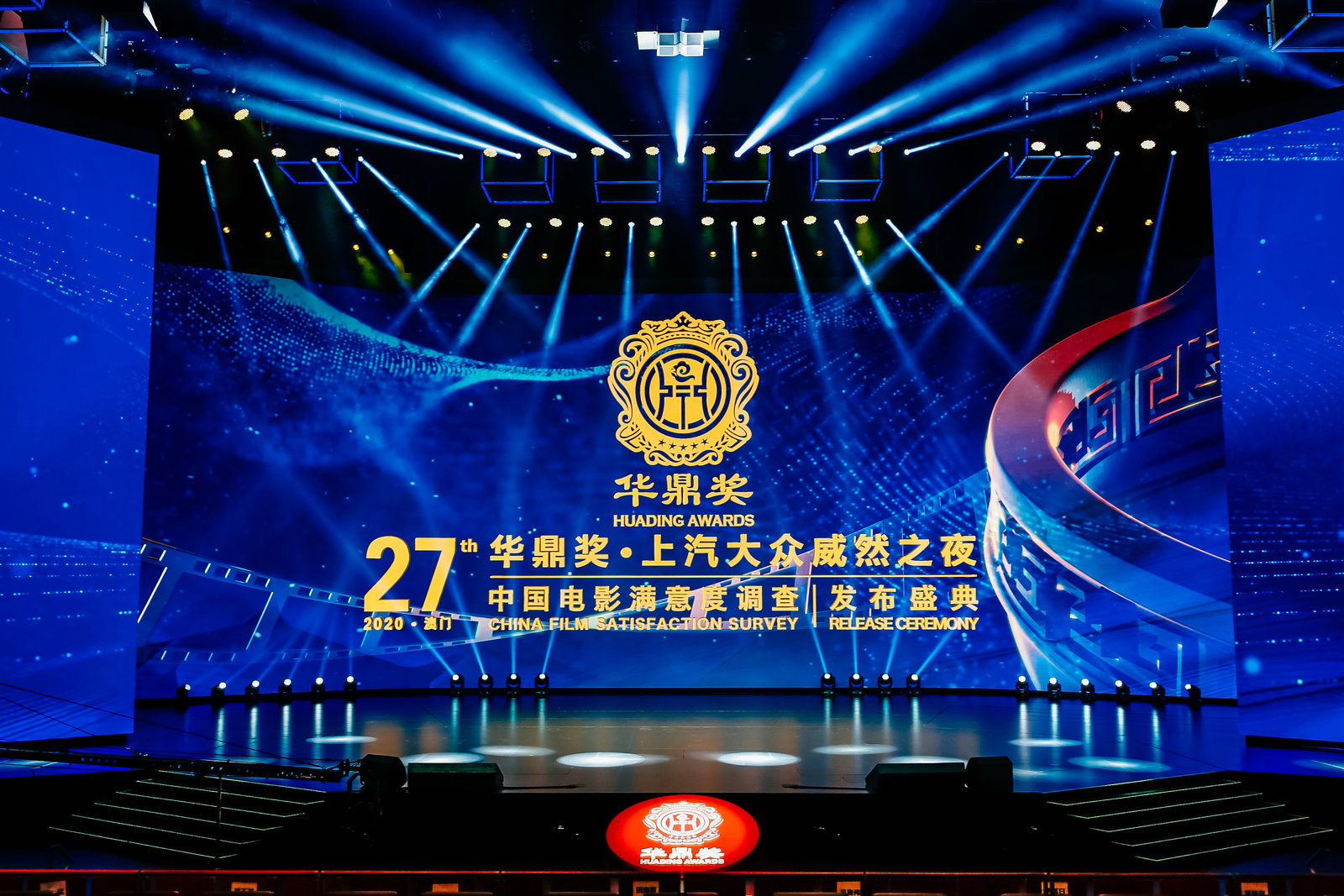 慈造姐姐盛装亮相华鼎奖李彩桦梁琤环姐于易洲担任颁奖嘉宾