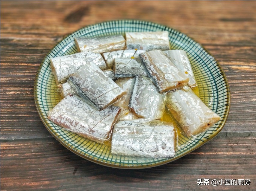 带鱼不加淀粉怎么煎不粘锅不会破,干煎带鱼怎么做好吃又简单不粘锅