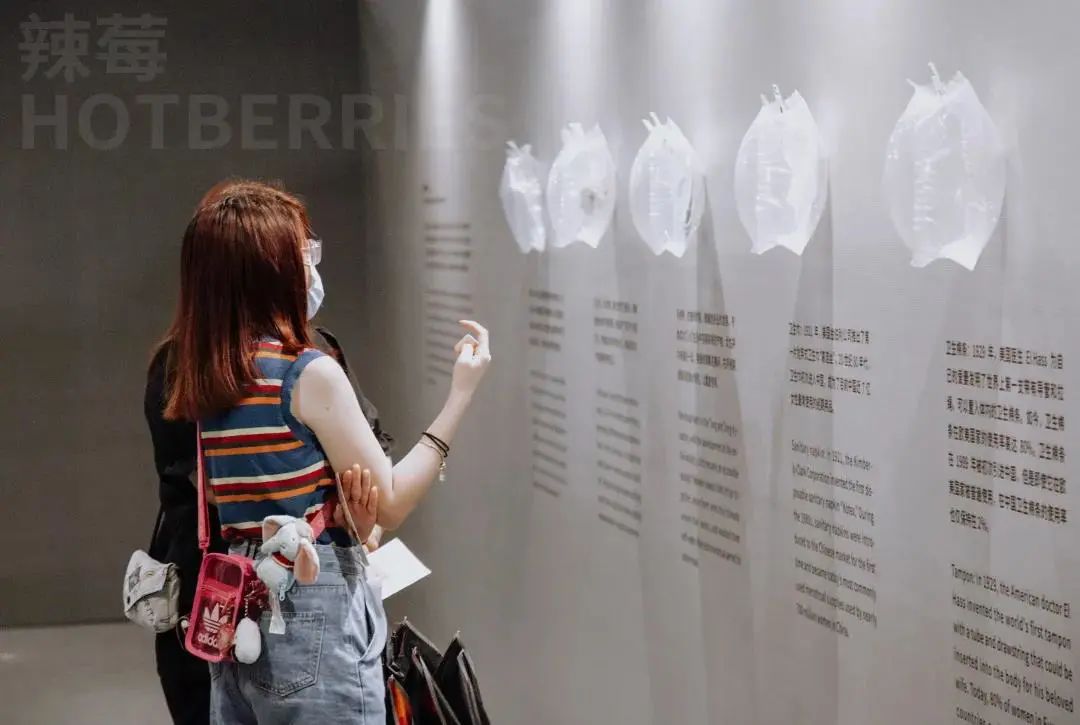 在家看*片A**被老妈撞见,她反手就带我去了个“18禁”场所