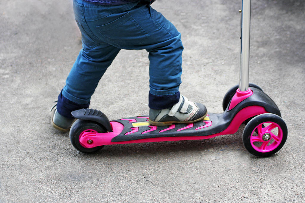 选购滑板车有哪些问题需要注意呢,滑板车初学者买什么款合适