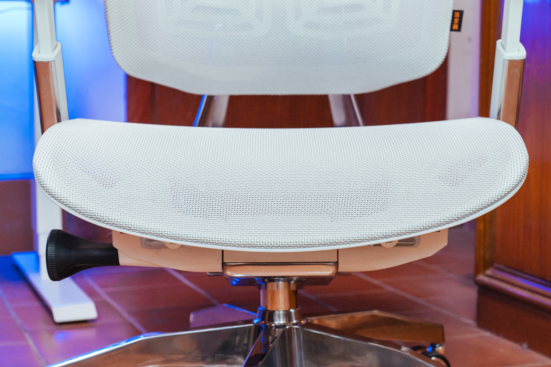 人体工学椅怎么选？不选贵的，只选对的：达宝利摩登Modern评测