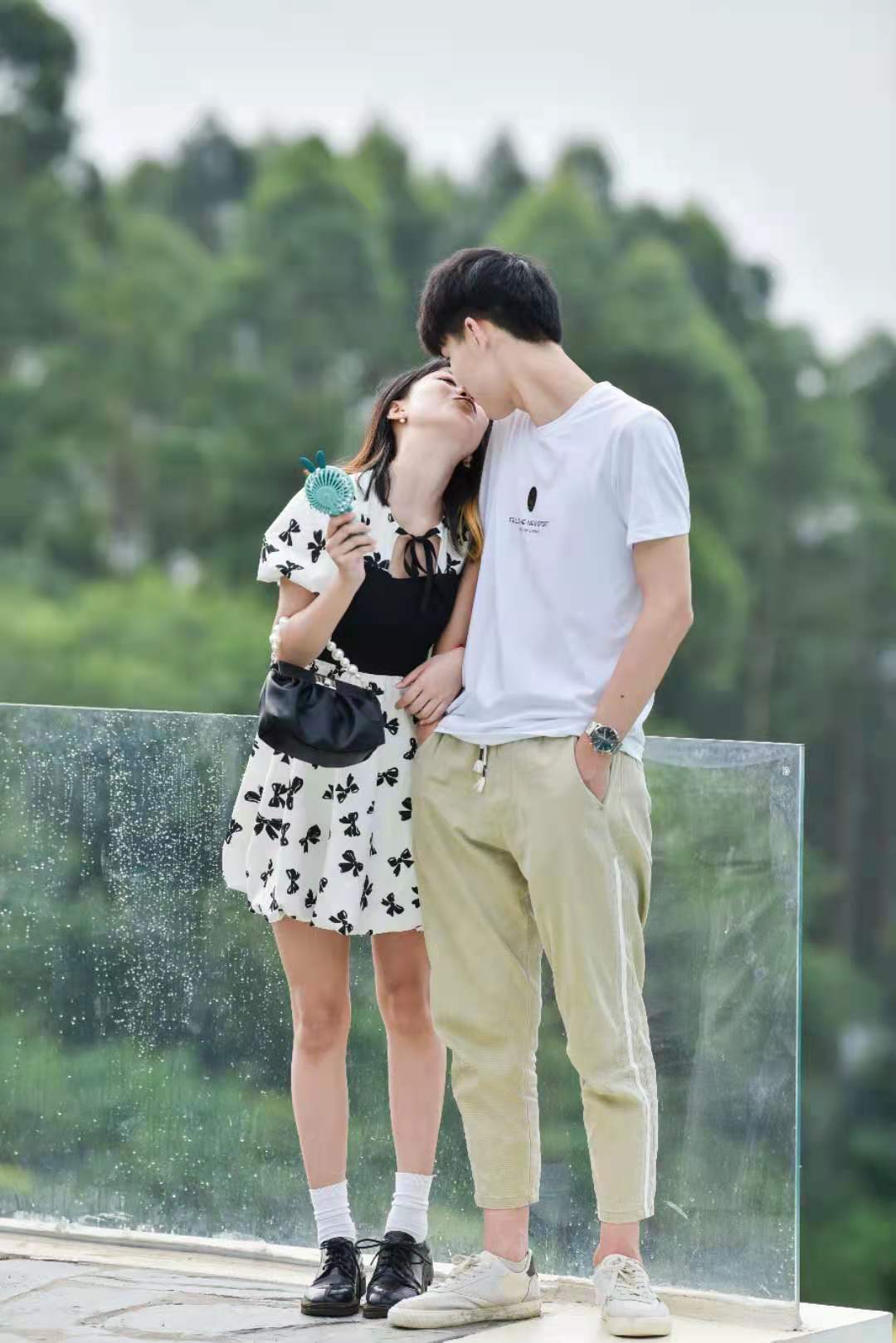 爱撒狗粮的男孩，更爱车还是更爱女友？