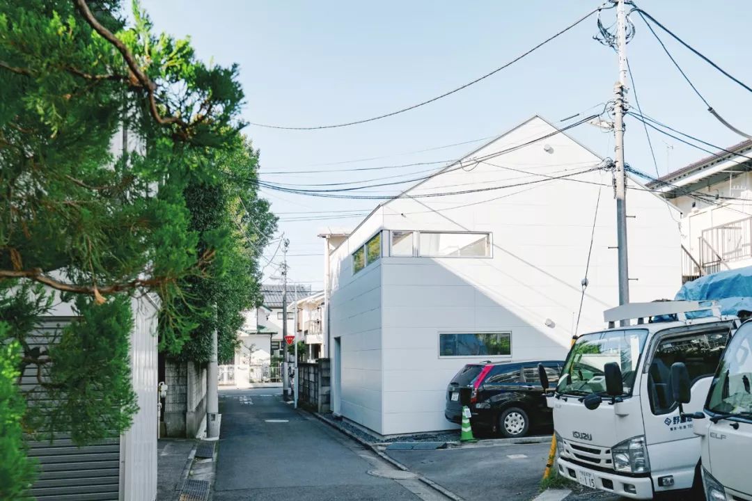 他在市中心建了一座房，38㎡住一家五口，居然没屋顶？