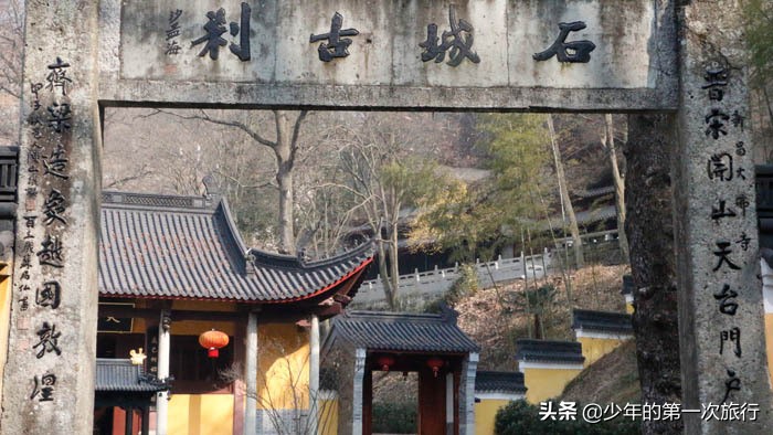 浙江绍兴“最有名”的寺庙，里有“江南第一大佛”，游客络绎不绝