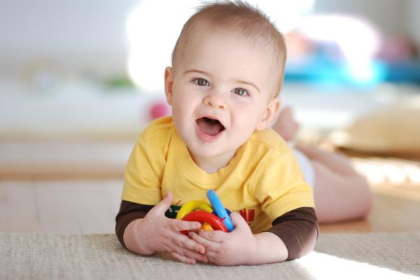 五月宝宝啃咬玩具要不要干预,五个月的宝宝咬玩具咬到发脾气