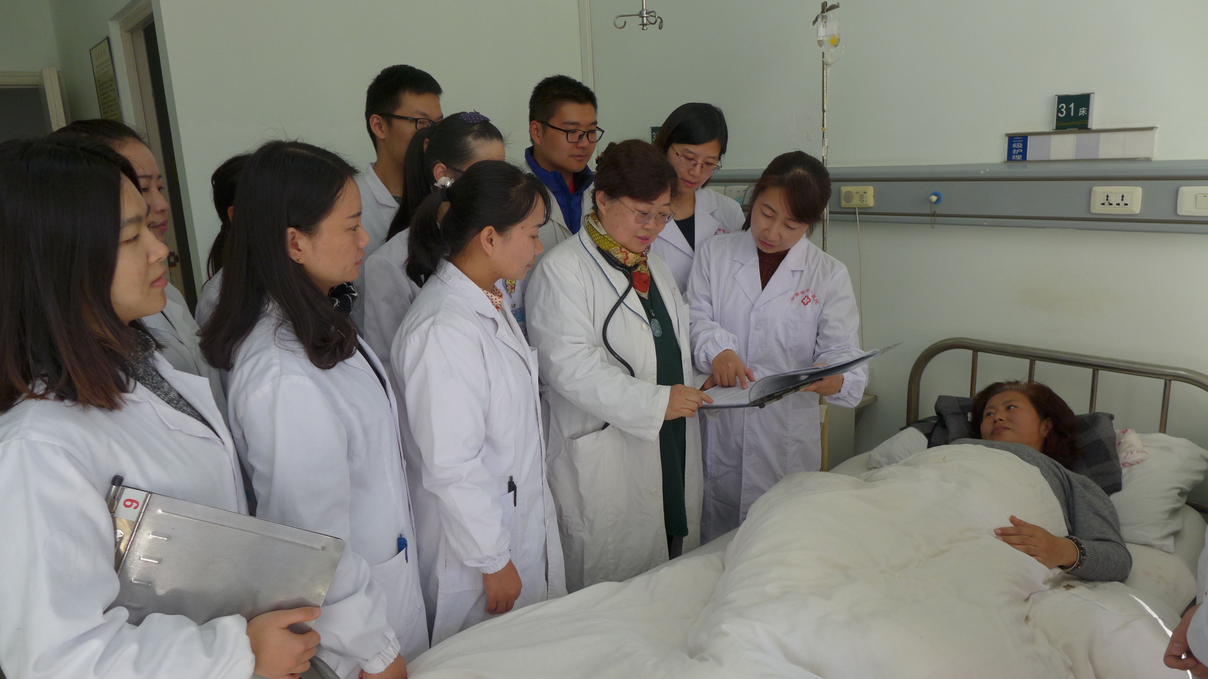 这位云南省名中医的病人被治愈后拜她为师开始学习中医