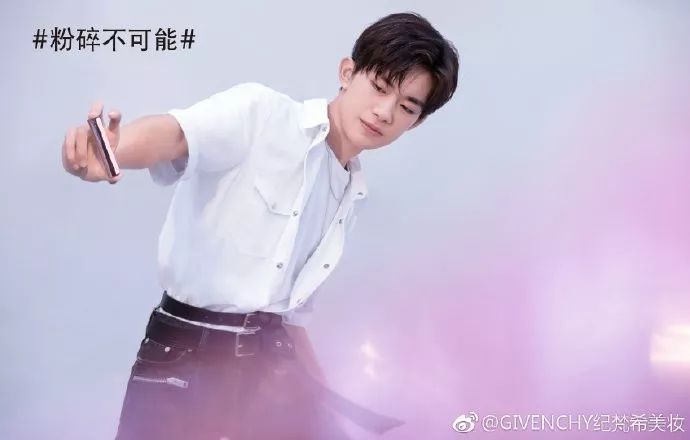 易烊千玺一举成为纪梵希代言人！Prada将不再打折？