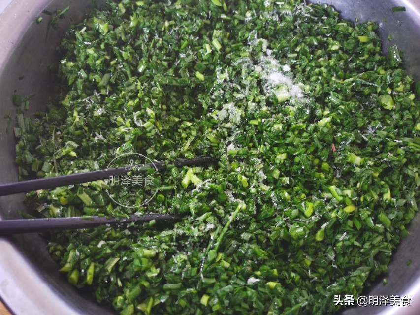 烙韭菜盒子用生鸡蛋,韭菜盒子里面的韭菜鸡蛋要炒熟吗