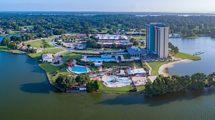 住洋房开游艇，做美国的*庄大**园主，朋友圈拉仇恨的绝佳机会来了