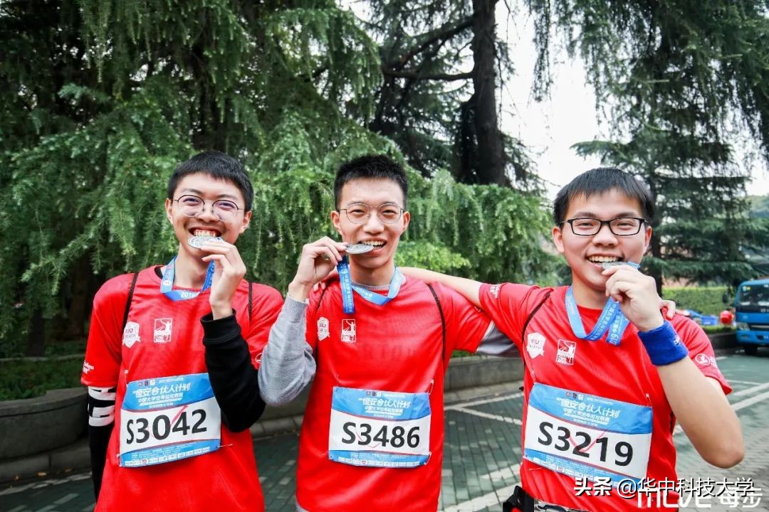 校园马拉松感受青春力量,在教室看同学田径比赛