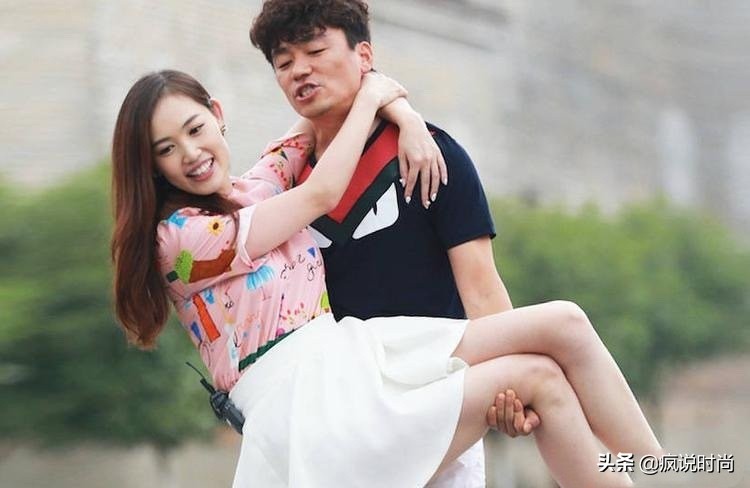 马蓉穿大红袄盘头,马蓉最近的穿搭