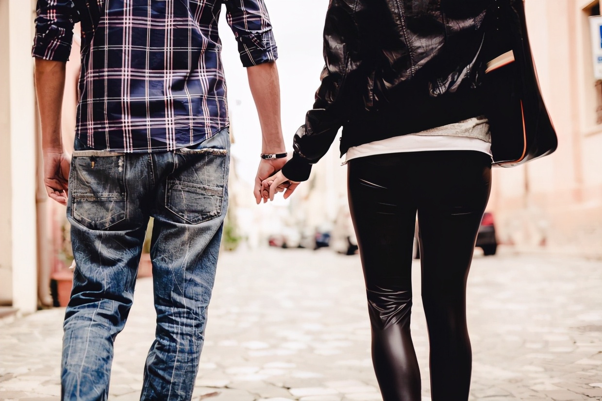 10岁英国女孩看色情片成瘾，痛苦想死！她哭诉：比戒毒都难