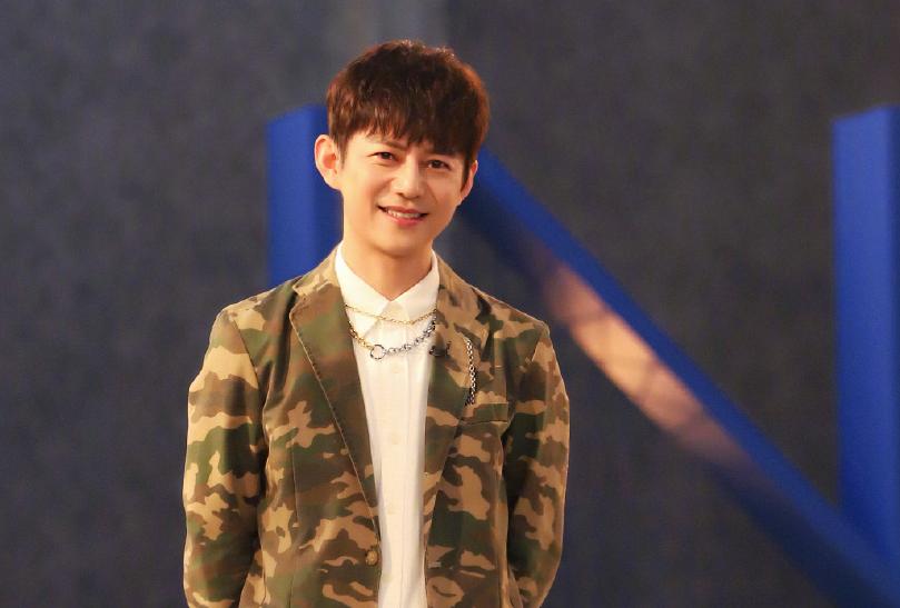 何炅快乐大本营假发,何炅1岁到48岁荧幕颜值变化