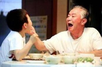 孩子衣来伸手饭来张口视频,如何提高宝宝开口欲望