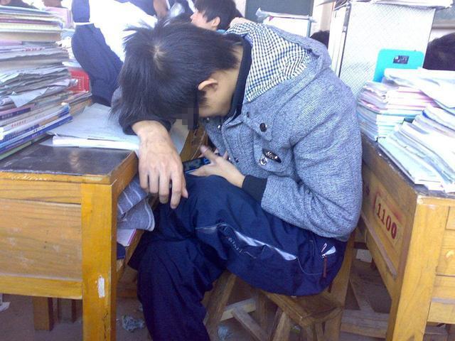 孩子玩手机眼睛变黑眼圈,小孩爱玩手机然后眼睛变黑了