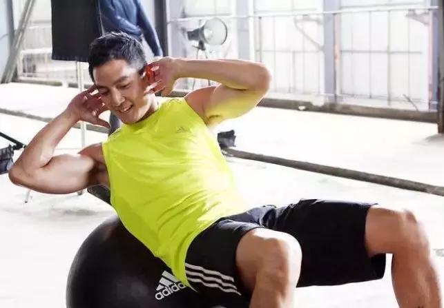 吴彦祖秃顶变苏大强版照片,吴彦祖老态尽显撞脸苏大强