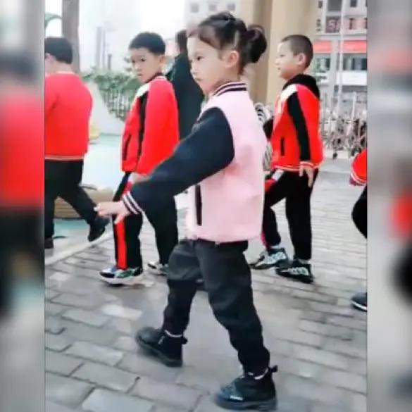 霸气侧漏的小女孩,霸气女孩走姿