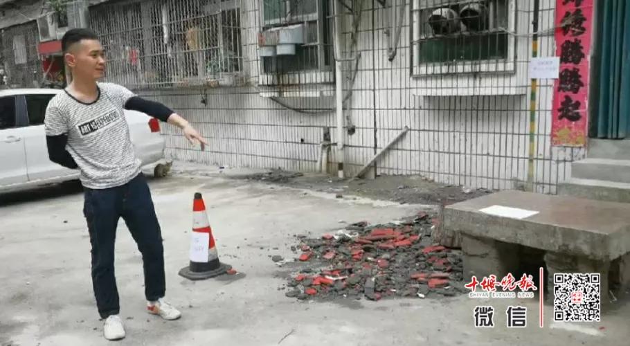 车顶出现一个洞,车顶玻璃天幕裂了隔天自爆