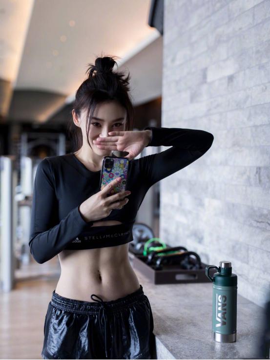 袁姗姗最近也太有元气了！白色短款上衣搭配运动裤，尽显优秀身材