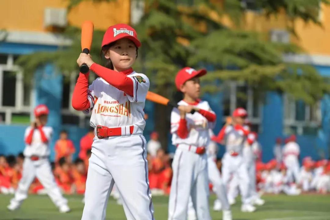 一共有207人参加体操表演,一百多人体育节开场