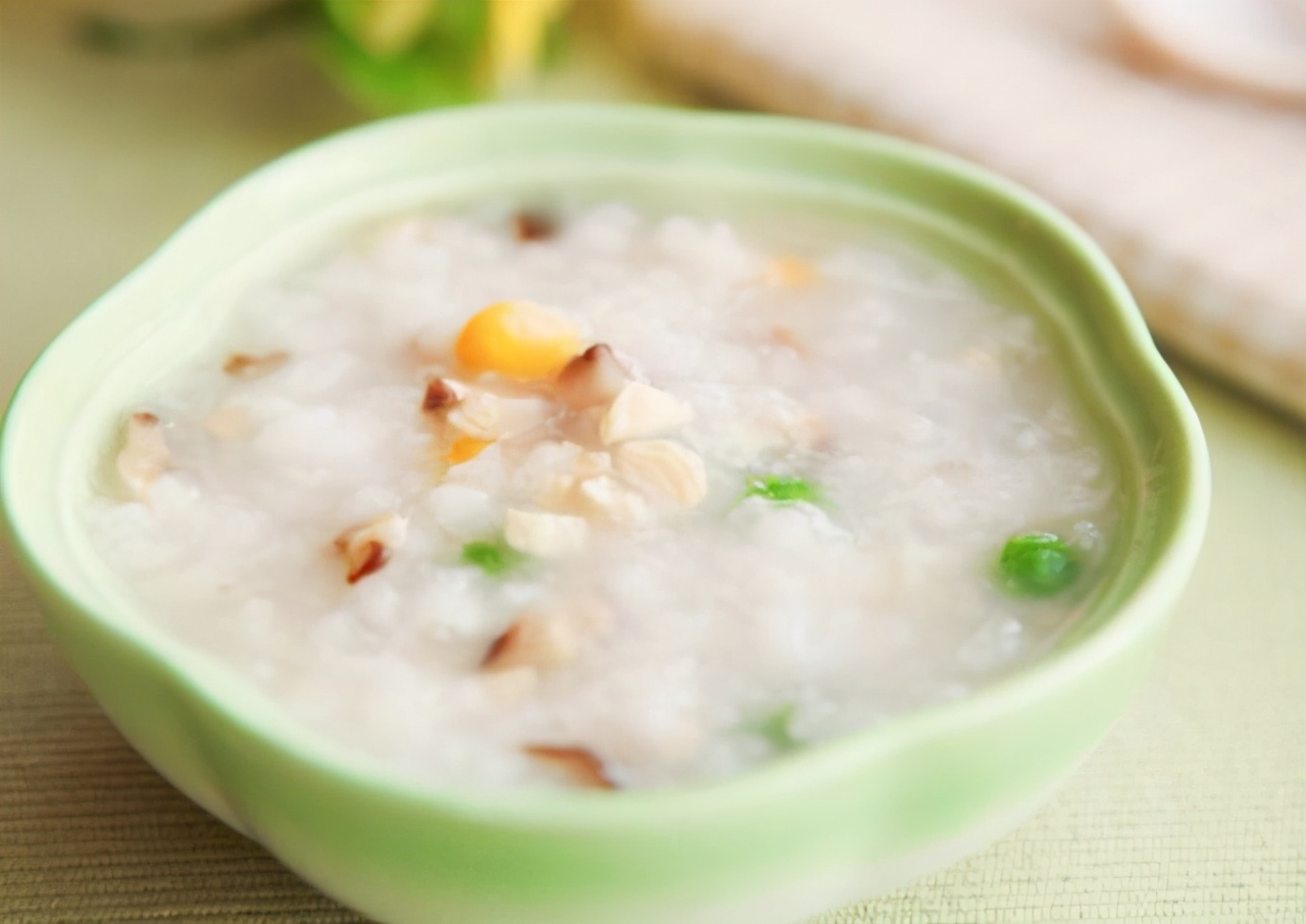 雪纳瑞第一次来月经30天正常吗,雪纳瑞第一次月经多久