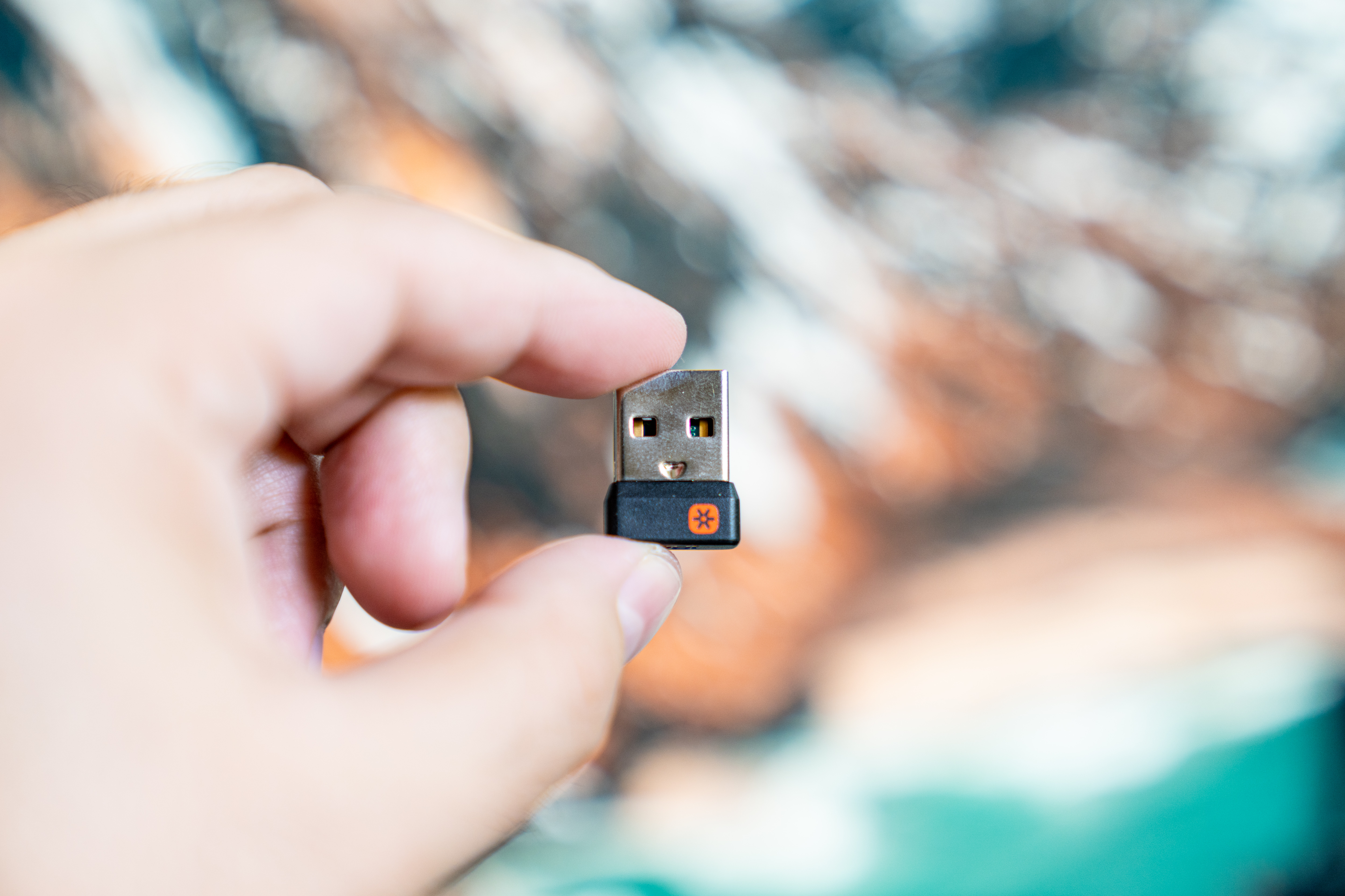 罗技键盘780和罗技k750,罗技k750无线键盘有电池的吗