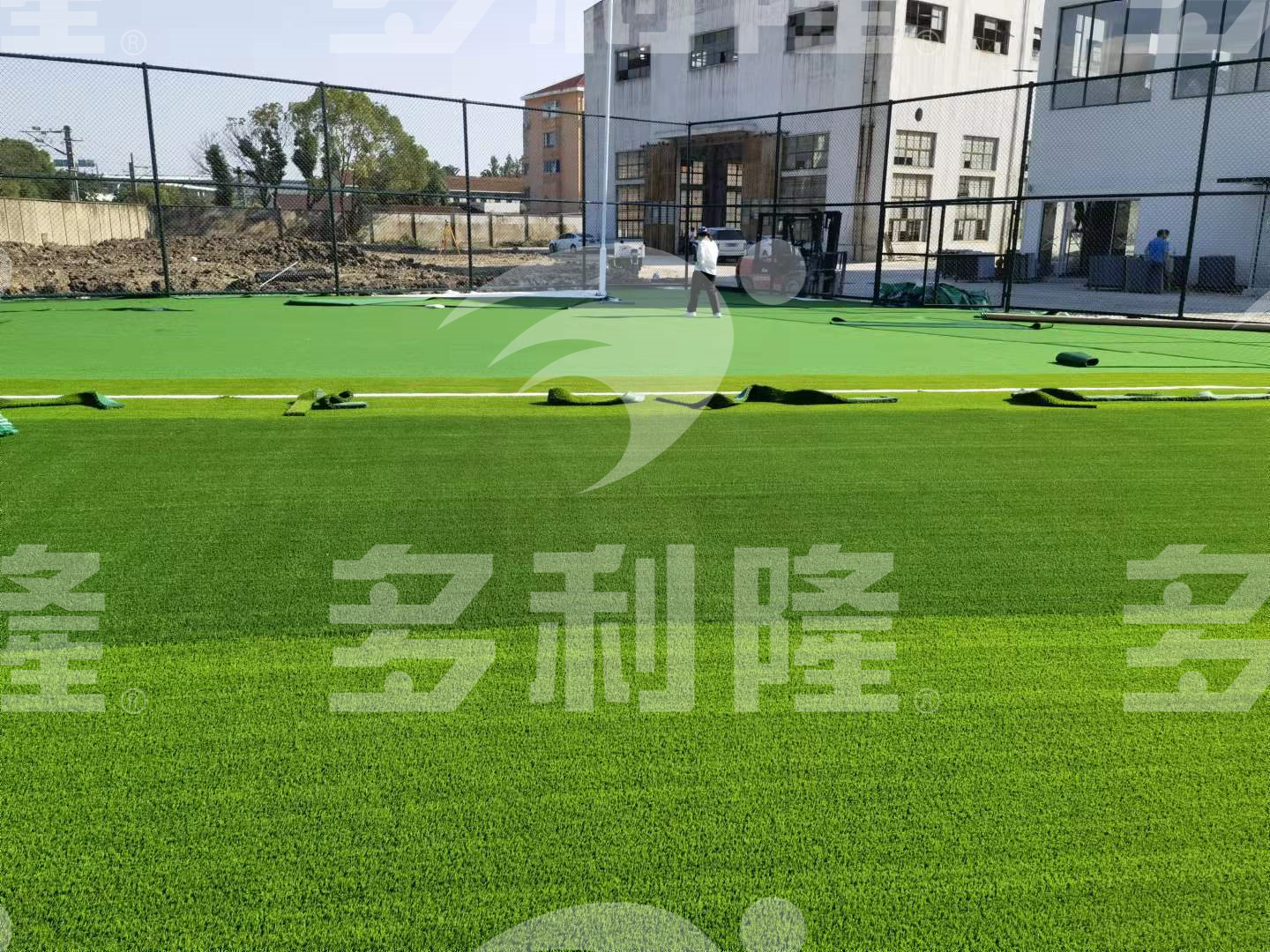 仿真塑料草坪对人体有危害吗,人造草坪塑胶跑道安全吗