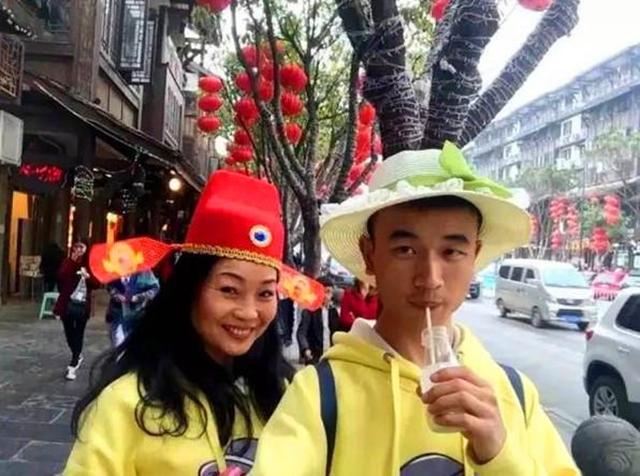 23岁小伙不顾反对娶46岁大妈,重庆小伙迎娶46岁大姐