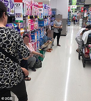 澳洲超市为防中国代购每人限购两罐,华人女子钻空子进出多次购买