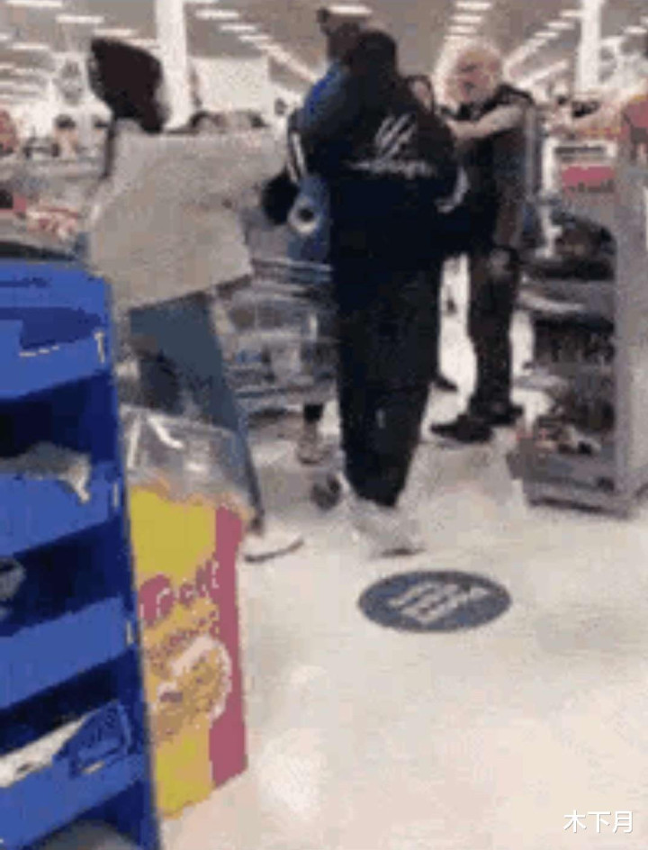 澳大利亚情侣超市买奶粉被骂,澳洲华人在超市买奶粉被骂