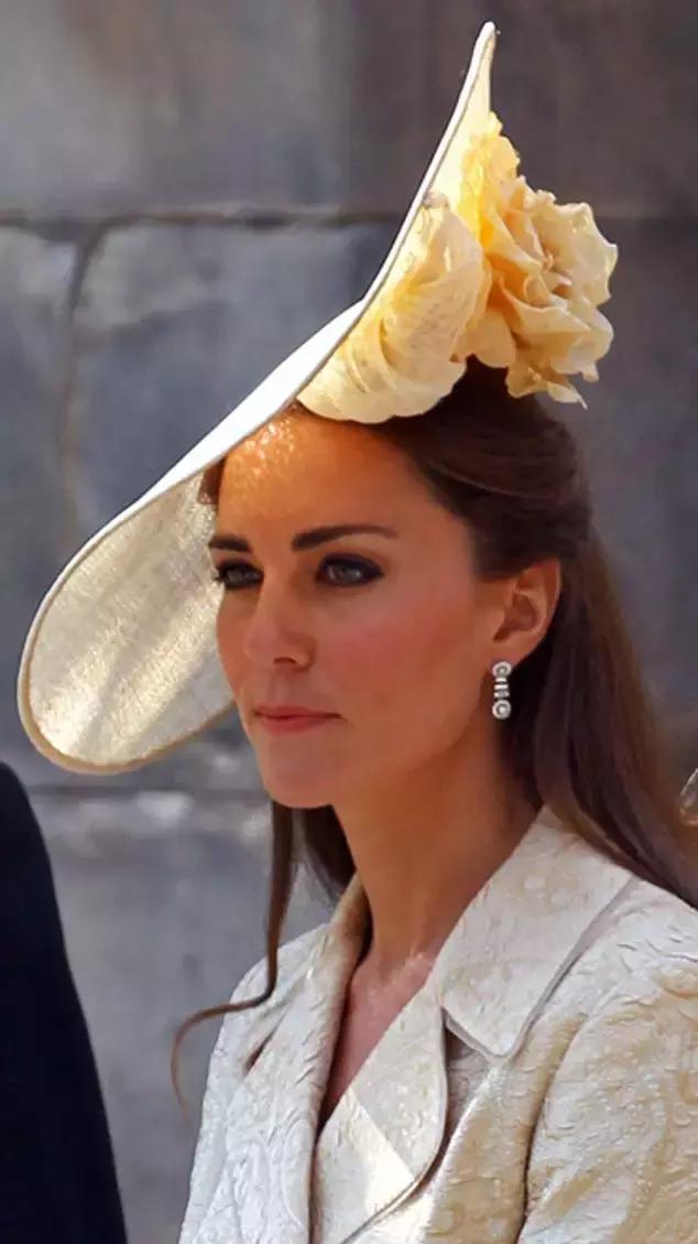 从全世界最会戴帽子的女人身上,学习一点「帽子戏法」