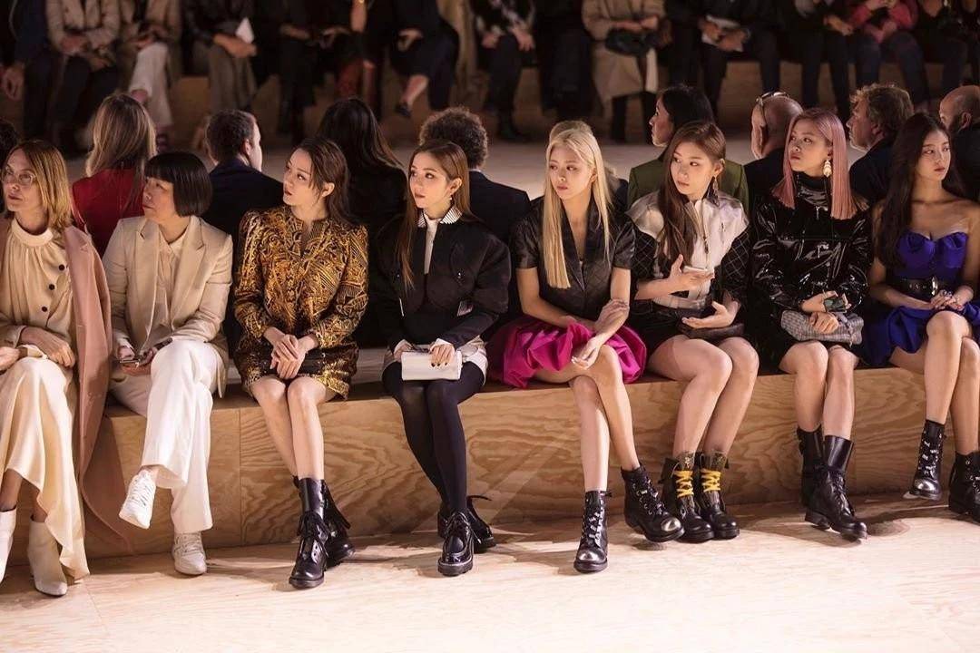 休闲百搭小白鞋是您的最佳搭配,秋天必备百搭鞋