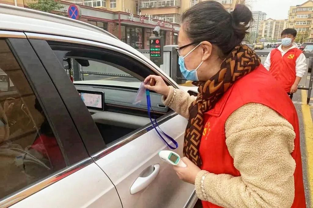 疫情防控暖心执勤,坚守疫情防控点节日慰问暖人心