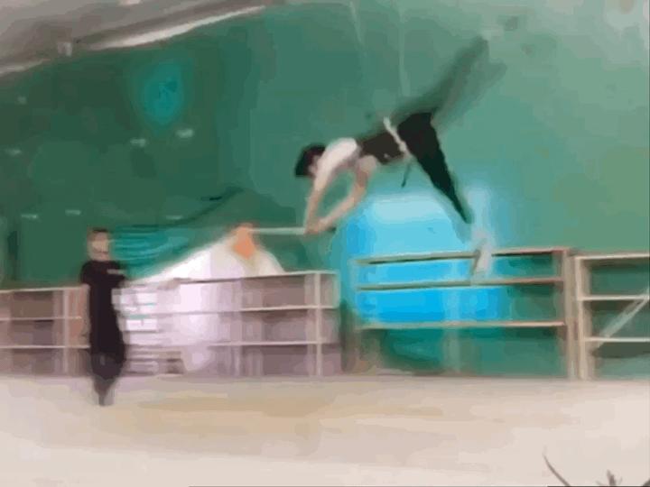 罗云熙和其他人吊威亚对比,罗云熙古装吊威亚起飞绝美瞬间