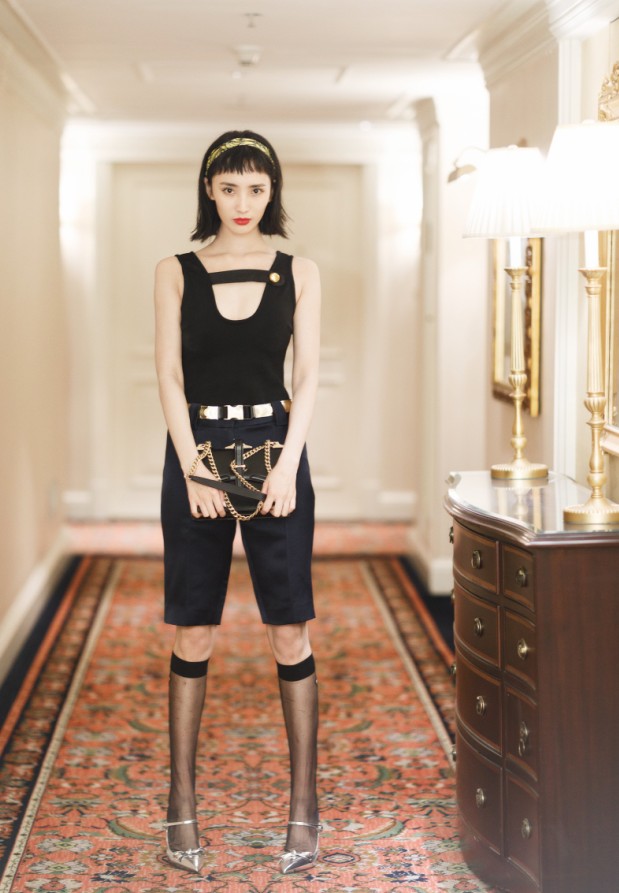 耐克出了款“彩虹鞋”，搭配今年很火的“无痕裤”穿，潮到飞起！