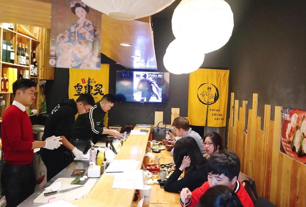 炎热的夏天,社畜需要一个安静的小酒馆