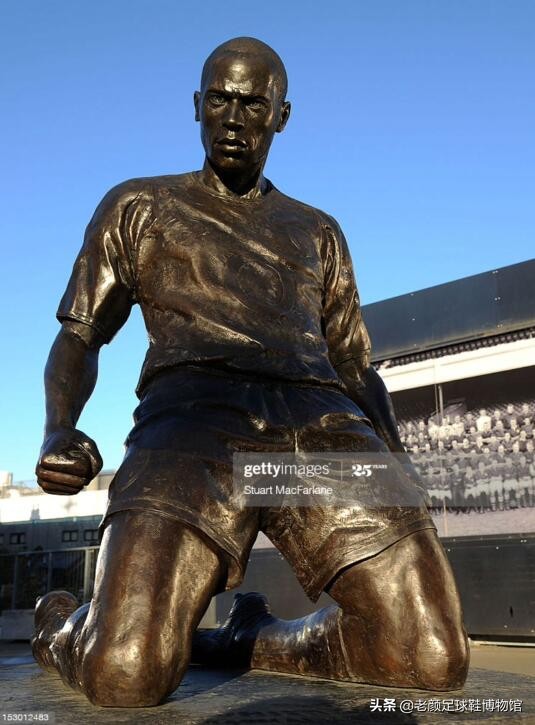 枪王加盟巴萨如愿获得欧冠，生涯唯一污点用手将法国队拍进世界杯