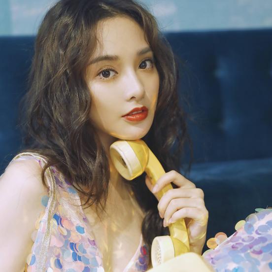 彭小苒红衣服搭配,彭小苒穿搭点评