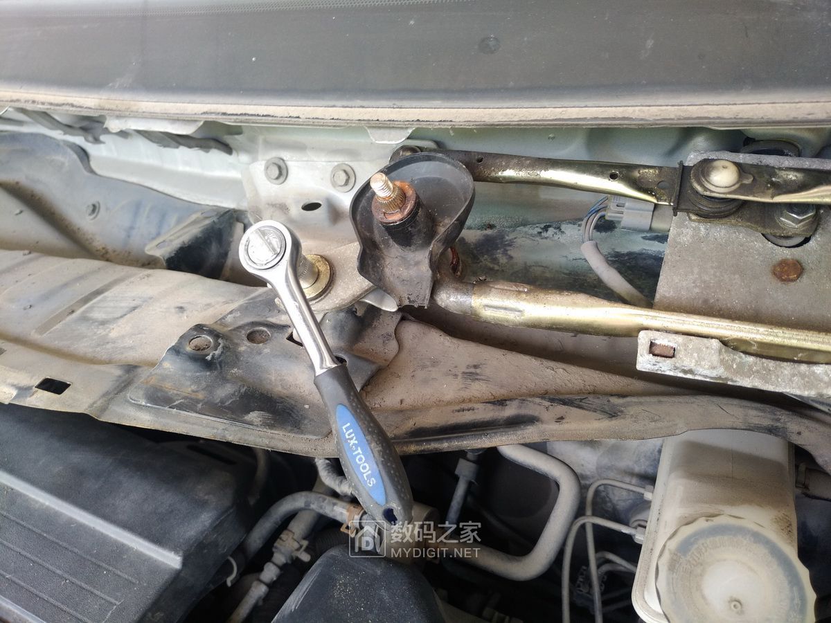 长城c30雨刷连杆怎么修,13年长城c30雨刮器怎么卸下来