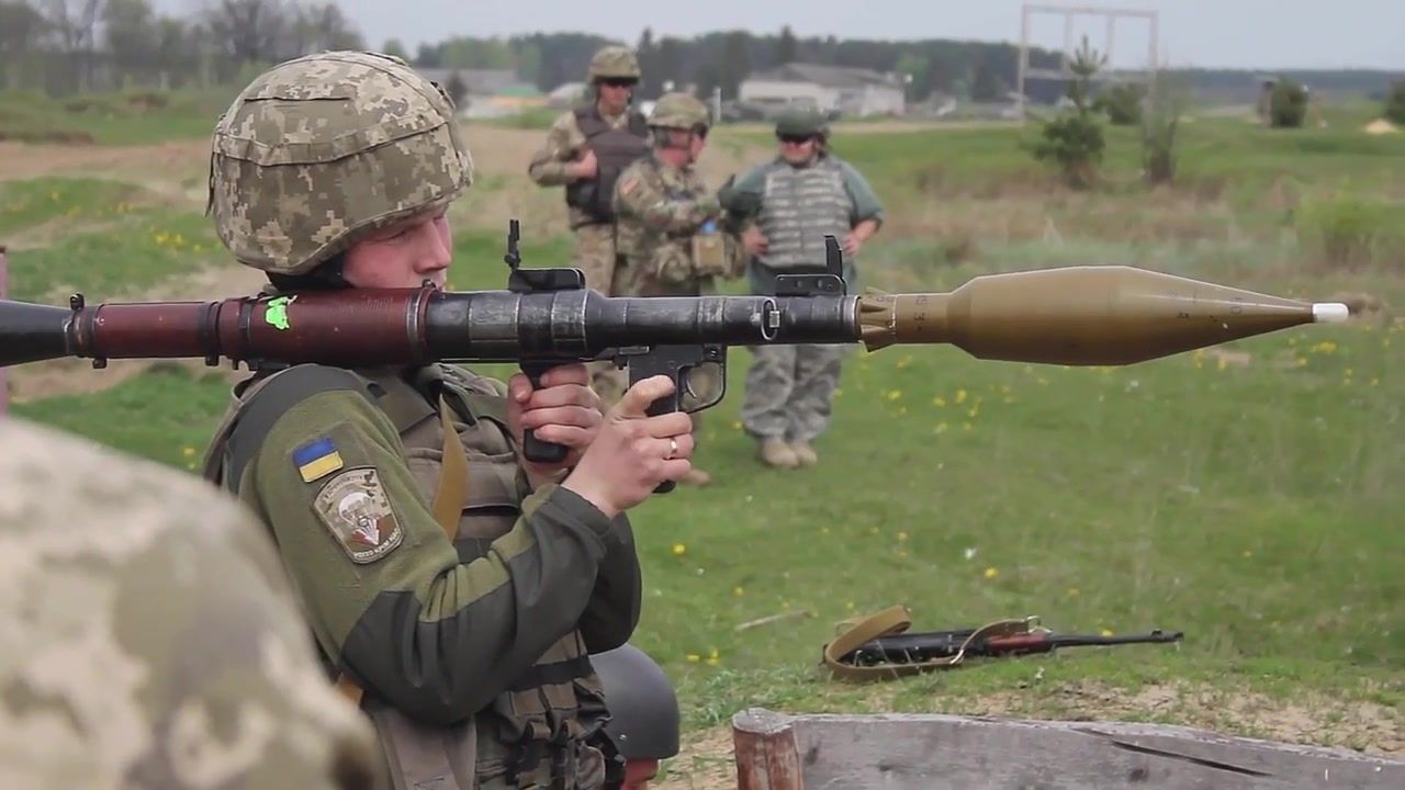 美国突然撕破脸，甩出王炸报复德国，东欧一国也趁机落井下石