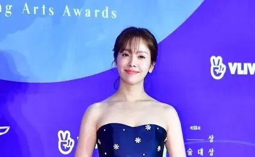 IU未P图遭狂嘲，Lisa素颜被骂“东南亚丑女”：离开滤镜脸崩了？