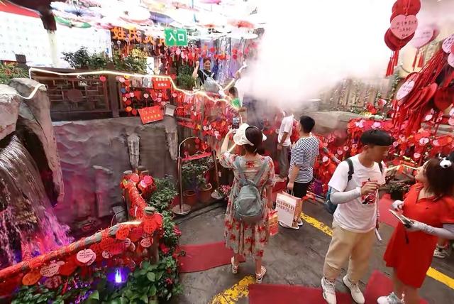 成都宽窄巷子五一旅游人山人海,宽窄巷子百年老街