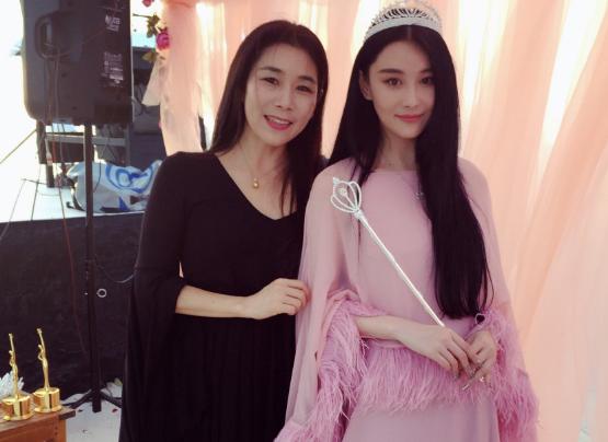 “最精致姥姥”惊现商场，和孙子胜似姐弟，网友：吃防腐剂了吧