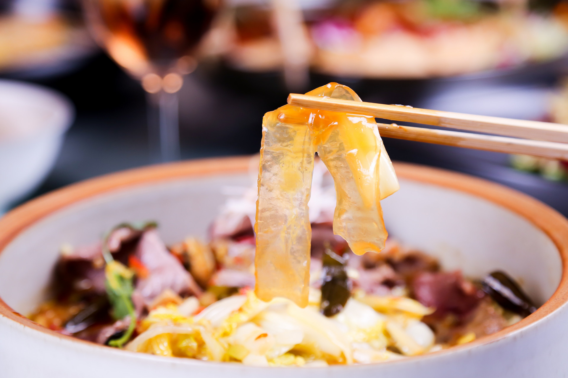 粉皮加明矾违法吗,炸油条非法添加明矾多少入刑