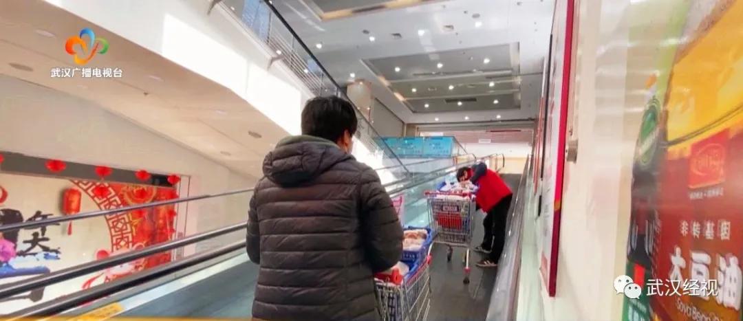 救人快递小哥获现金奖励,快递小哥勇救一家三口获三连奖励