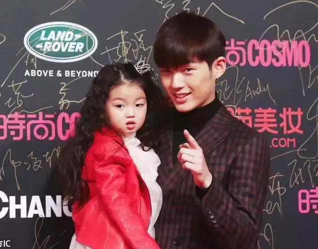 三岁男孩遭亲妈狠踢,3岁孩子被妈妈狠踢现场