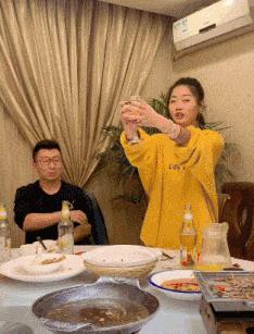 搞笑打电话说尴尬的私事,假装打电话幽默搞笑段子