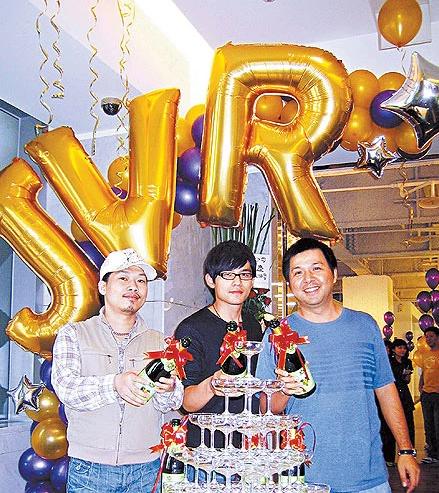 侯佩岑的所有恋情,侯佩岑的妈妈和她老公十指紧扣